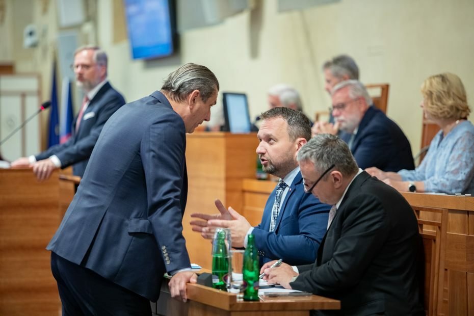 Premiér Petr Fiala (ODS) v Senátu připomínal pomoc vlády občanům (13.9.2022)