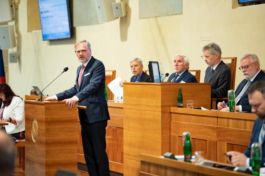 Premiér Petr Fiala (ODS) v Senátu připomínal pomoc vlády občanům (13. 9. 2022).