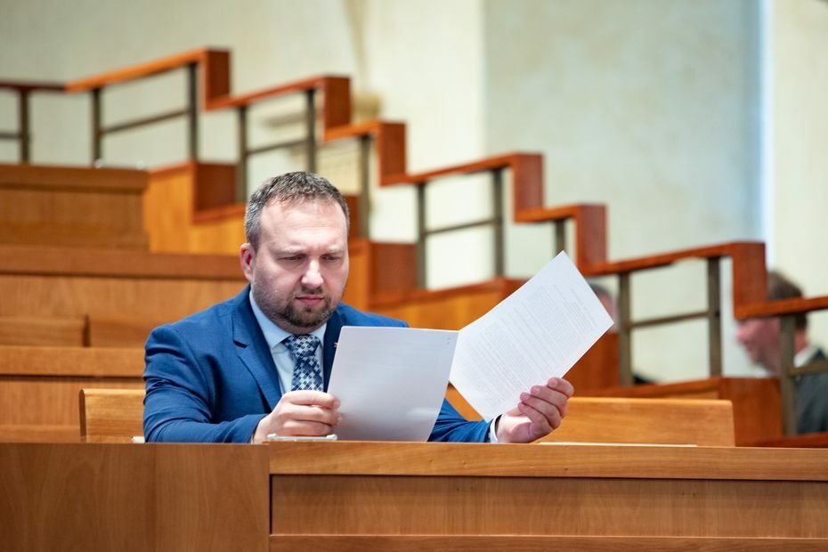 Premiér Petr Fiala (ODS) v Senátu připomínal pomoc vlády občanům (13.9.2022)