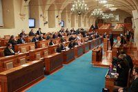 Chaos u platů politiků v Senátu: Zeman dostane k podpisu „přiškrcenou“ verzi