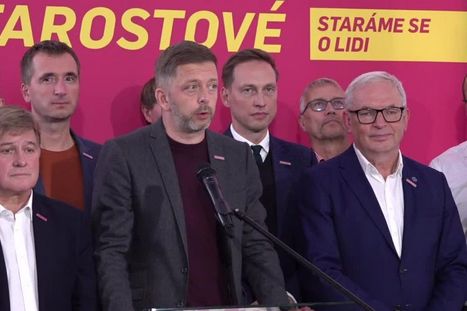 Obrázek: Top momenty senátních voleb: Babišova nula, Rakušanův triumf, láska u Řehků a zlitý Papoušek
