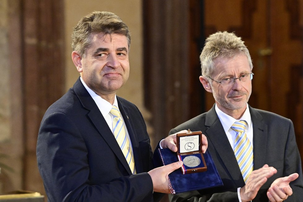 Předseda senátu Miloš Vystrčil předává Stříbrnou medaili bývalému velvyslanci Ukrajiny Jevhenu Perebyjnisovi (10.08.22)