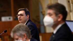 Válka na Ukrajině: V Senátu odsoudili chování Ruska. Na snímku v popředí ministr Jan Lipavský (Piráti) (25.2.2022)