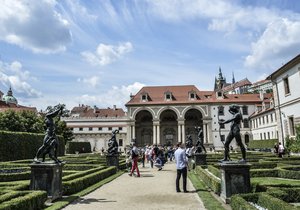 Noblesní sala terrena vévodí jedné z částí Valdštejnské zahrady. Dnes se v ní konají koncerty.