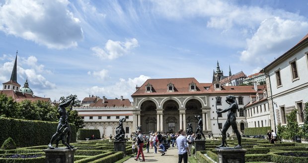 Noblesní sala terrena vévodí jedné z částí Valdštejnské zahrady. Dnes se v ní konají koncerty.