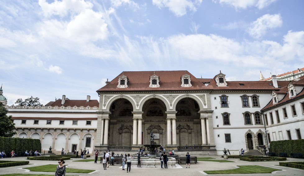 Noblesní sala terrena vévodí jedné z částí Valdštejnské zahrady, sídla Senátu.