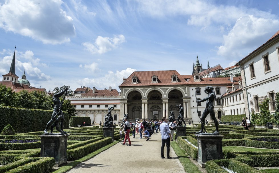 Noblesní sala terrena vévodí jedné z částí Valdštejnské zahrady, sídla Senátu.