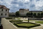 Valdštejnská zahrada přiléhá k Valdštejnskému paláci. Ten byl přidělen před vznikem druhé parlamentní komory Senátu.