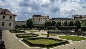 Valdštejnská zahrada přiléhá k Valdštejnskému paláci. Ten byl přidělen před vznikem druhé parlamentní komory Senátu.