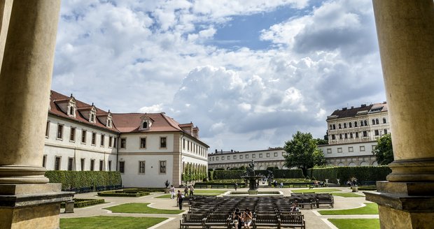 Valdštejnská zahrada přiléhá k Valdštejnskému paláci. Ten byl přidělen před vznikem druhé parlamentní komory Senátu.