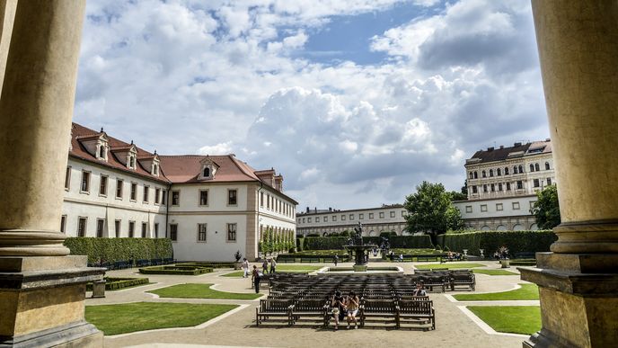 Valdštejnská zahrada přiléhá k Valdštejnskému paláci, kde sídlí Senát