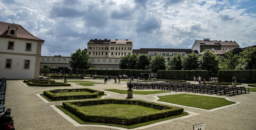 Valdštejnská zahrada přiléhá k Valdštejnskému paláci. Ten byl přidělen před vznikem druhé parlamentní komory Senátu.