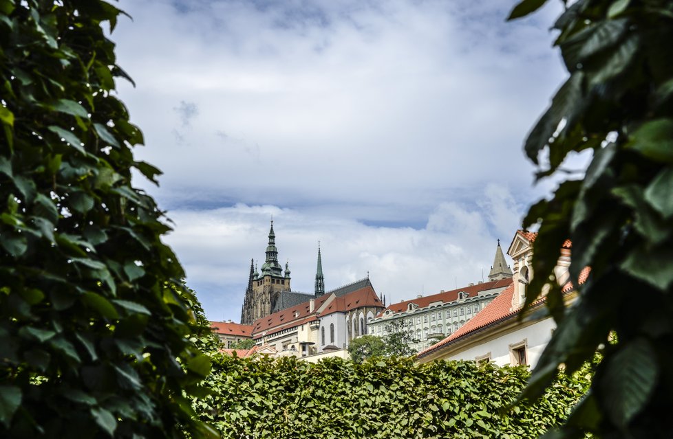 Pohled z Valdštejnské zahrady na Pražský hrad.