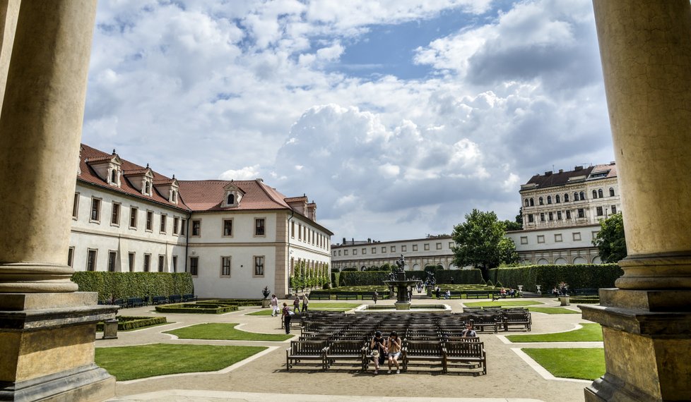 Valdštejnská zahrada přiléhá k Valdštejnskému paláci. Ten byl přidělen před vznikem druhé parlamentní komory Senátu.