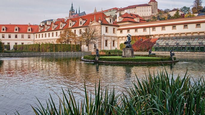 Valdštejnská zahrada u Valdštejnského paláce, ve kterém sídlí český Senát