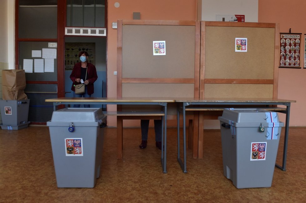 Volička přichází hlasovat do volební místnosti v ZŠ Josefa Valčíka v Ostravě, kde začalo druhé kolo voleb v senátním obvodu Ostrava-město (9. 10. 2020)
