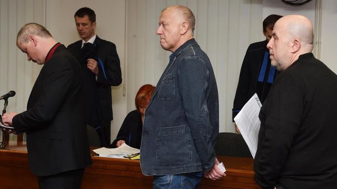 Senát Vrchního soudu v Olomouci se 27. ledna zabýval případem sedmi obžalovaných z hlavní větve metanolové kauzy. Případem se bude zabývat podruhé, loni v lednu jej vrátil zpět krajskému soudu. Jednání je nařízeno také na čtvrtek. Na snímku (zleva) jsou obžalovaní Viktor Koláček, Libor Vanderka a Martin Jirout.