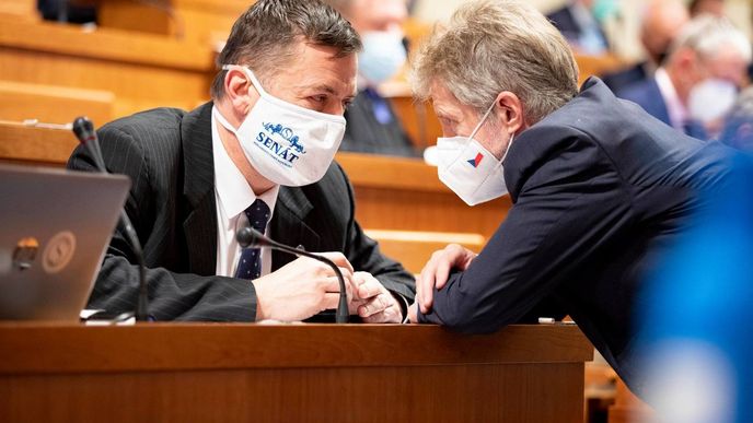 Jednání Senátu v době pandemie koronaviru: Šéf Senátu Miloš Vystrčil (ODS, vpravo) (12.11.2020)