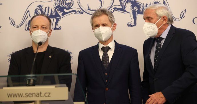 Senátoři o zdraví prezidenta Miloše Zemana (18. 10. 2021): Zleva Václav Láska, Miloš Vystrčil a Jiří Růžička