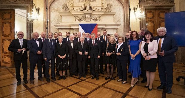 Zemanem nenáviděný šéf BIS Koudelka dostal medaili od Vystrčila. Oceněn byl i Suchý