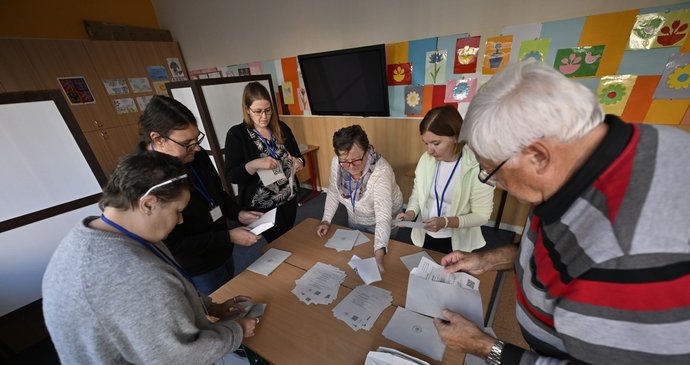 Sčítání hlasů po druhém kole senátních voleb