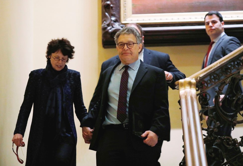 Americký demokratický senátor Al Franken oznámil rezignaci kvůli obviněním ze sexuálního obtěžování žen.