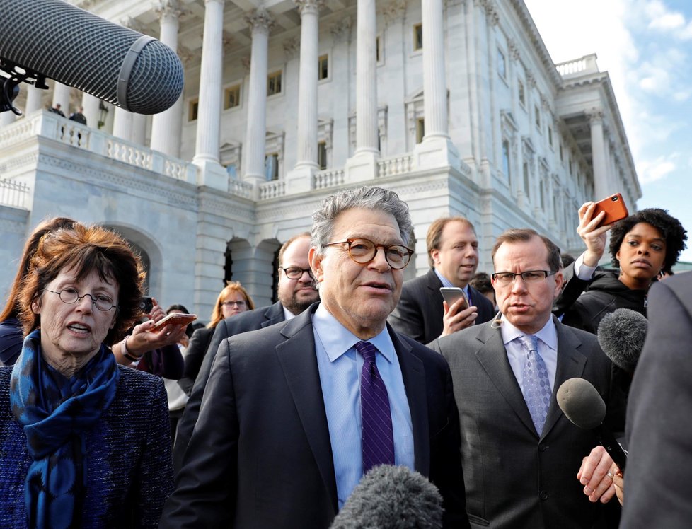 Americký demokratický senátor za stát Minnesota Al Franken oznámil rezignaci kvůli obviněním ze sexuálního obtěžování žen