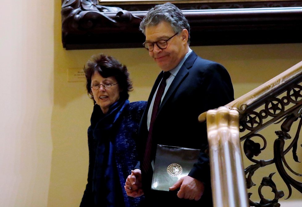 Americký demokratický senátor za stát Minnesota Al Franken oznámil rezignaci kvůli obviněním ze sexuálního obtěžování žen.