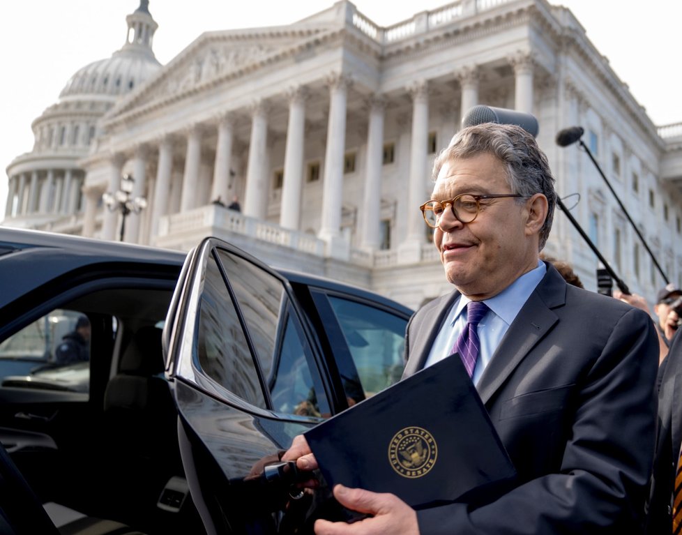 Americký demokratický senátor za stát Minnesota Al Franken oznámil rezignaci kvůli obviněním ze sexuálního obtěžování žen.