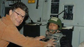 Americký demokratický senátor za stát Minnesota Al Franken oznámil rezignaci kvůli obviněním ze sexuálního obtěžování žen.