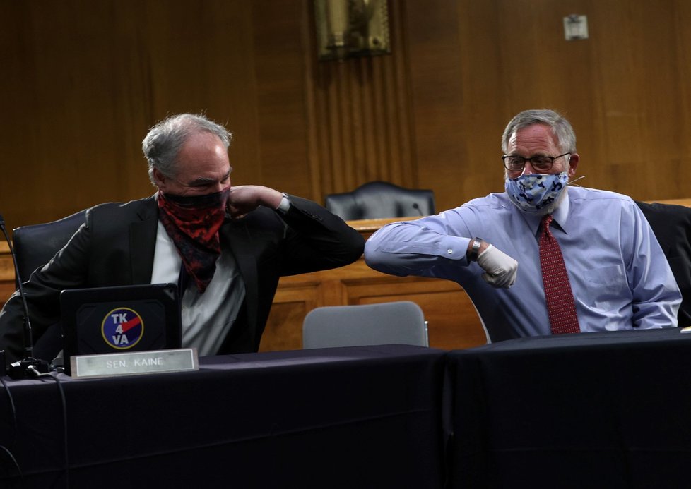 Američtí senátoři Tim Kaine a Richard Burr se vítají tzv. koronavirovým pozdravem. (12.5.2020)