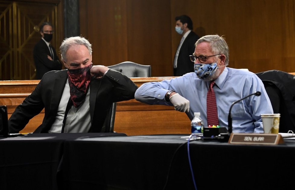 Američtí senátoři Tim Kaine a Richard Burr se vítají tzv. koronavirovým pozdravem. (12.5.2020)