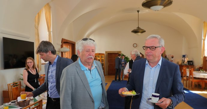 Senátoři STAN Václav Chaloupek a David Smoljak na pracovní senátorské snídani (16.6.2020)