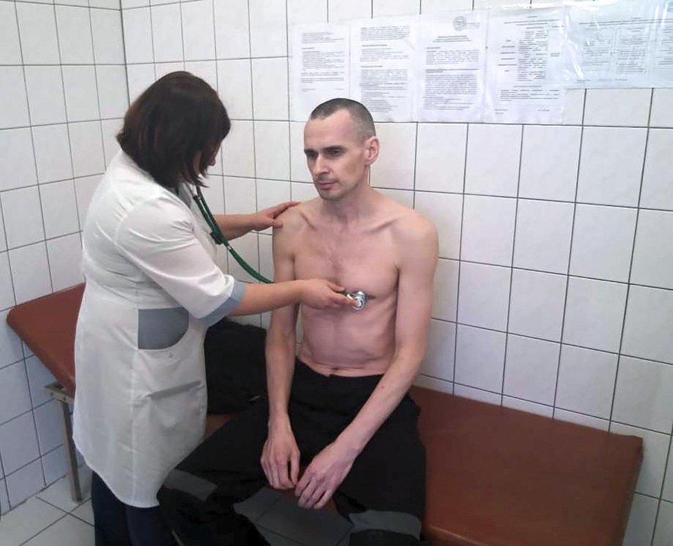 Režisér Sencov držel za propuštění hladovku