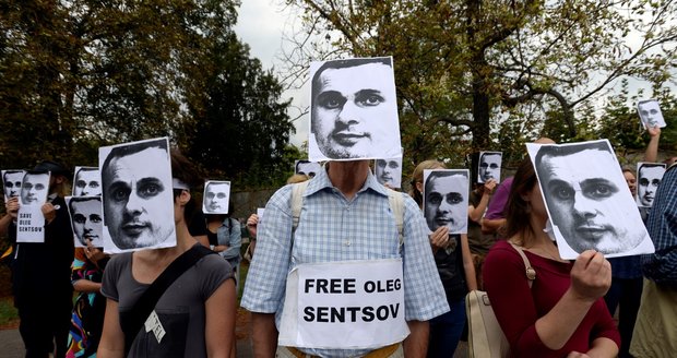 Minuta za každý den hladovky: Protestující proti věznění režiséra hodili vzkazy na ruskou ambasádu