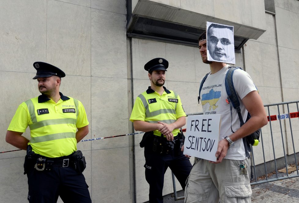 Pomalým pochodem kolem ruské ambasády v Praze skupina 60 demonstrantů vyzvala k propuštění ukrajinského režiséra Oleha Sencova a dalších politických vězňů.