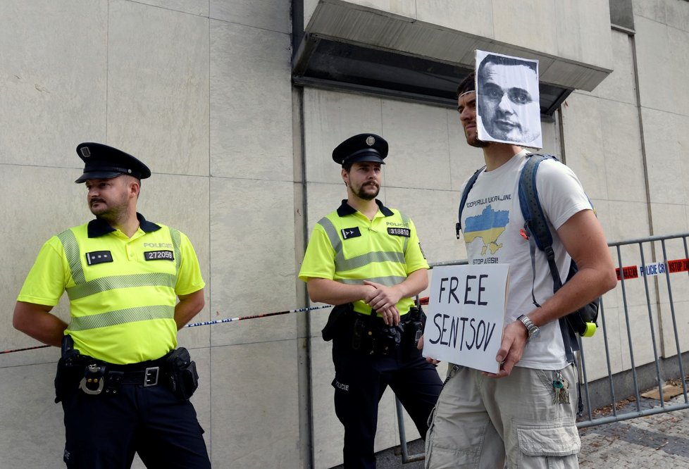 Pomalým pochodem kolem ruské ambasády v Praze  skupina 60 demonstrantů vyzvala k propuštění ukrajinského režiséra Oleha Sencova a dalších politických vězňů