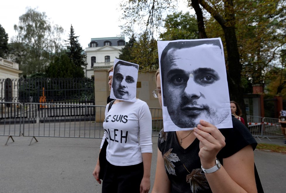 Pomalým pochodem kolem ruské ambasády v Praze skupina 60 demonstrantů vyzvala k propuštění ukrajinského režiséra Oleha Sencova a dalších politických vězňů.