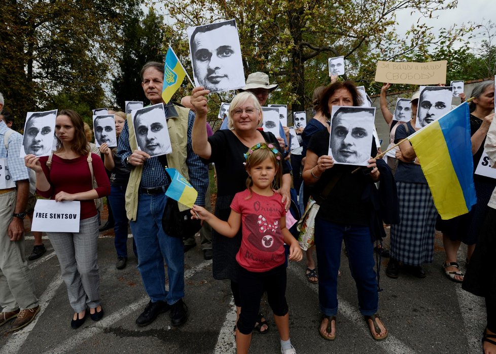 Pomalým pochodem kolem ruské ambasády v Praze skupina 60 demonstrantů vyzvala k propuštění ukrajinského režiséra Oleha Sencova a dalších politických vězňů.