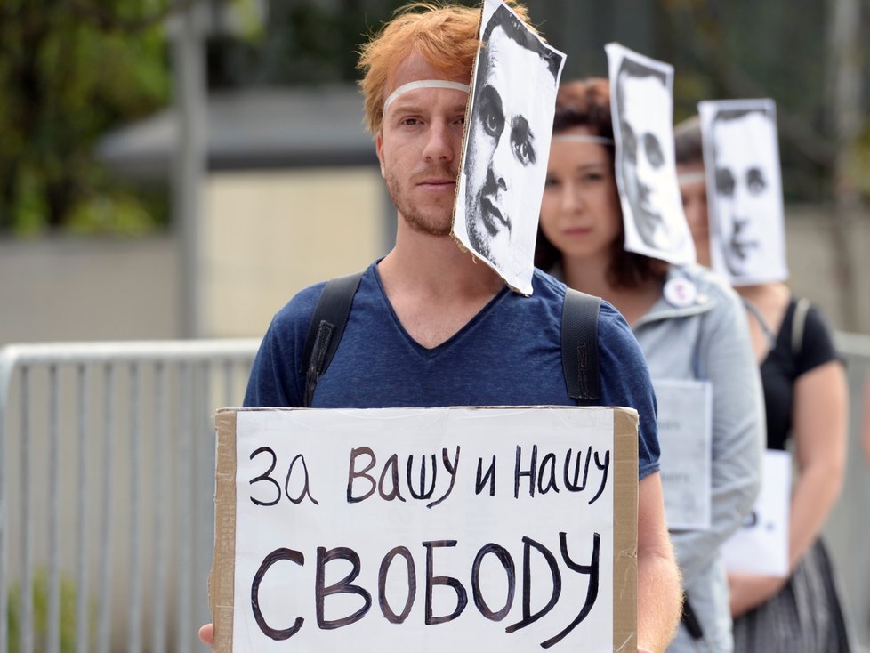 Pomalým pochodem kolem ruské ambasády v Praze  skupina 60 demonstrantů vyzvala k propuštění ukrajinského režiséra Oleha Sencova a dalších politických vězňů