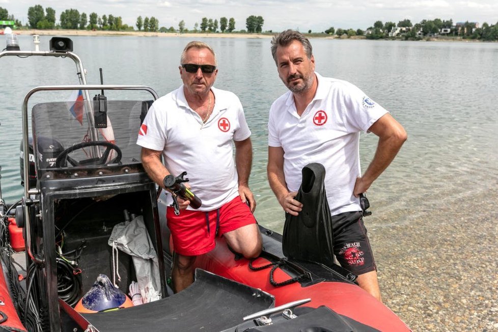 Vodní záchranáři Karol Bednárik a Štefan Bordáč zachraňovali patnáctiletého Tomáše.