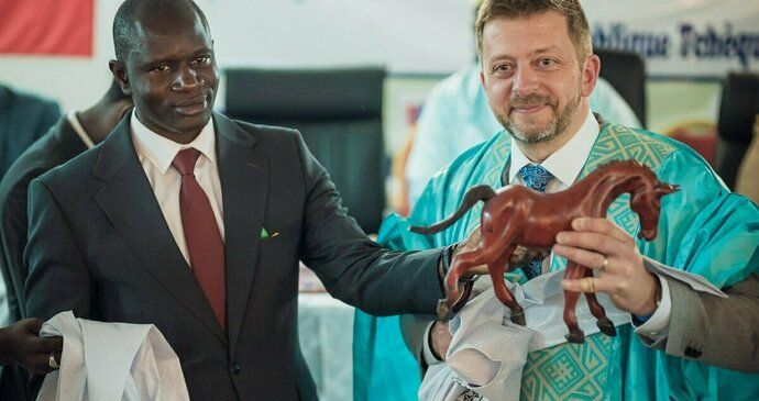 Ministr vnitra Rakušan v Senegalu předal dar pro místní nemocnici (28. 4. 2023)