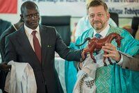 Rakušan „zmizel“ na deset dní do Afriky: V Senegalu předal dar nemocnici a přivezl české lékaře