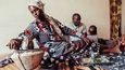 Čajový rituál patří v Senegalu ke každému setkání. Čaj tradičně připravují ženy.