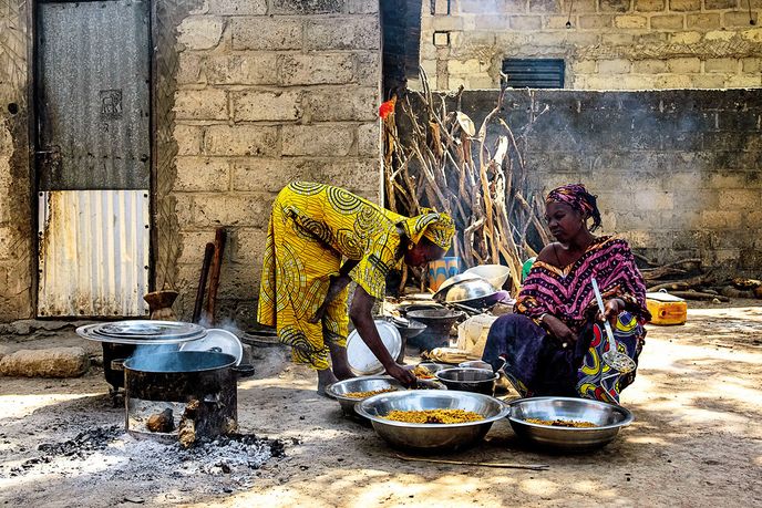 V Senegalu se mnohdy vaří na dvorku, na otevřeném ohni
