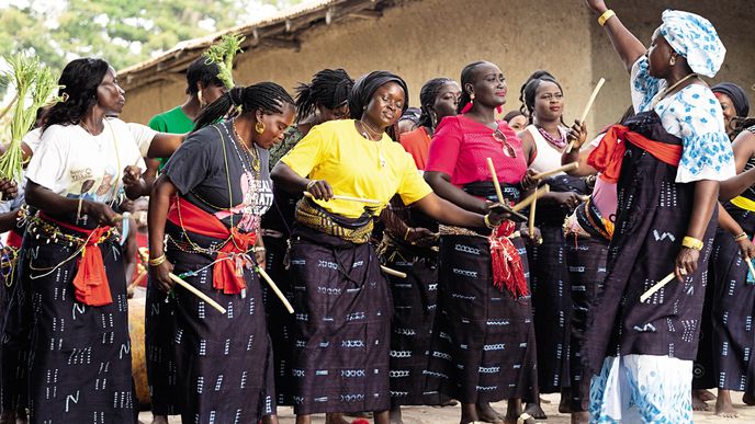 Zkušená tanečnice ukazuje ženám v Diambéringu pohyby a udává rytmus