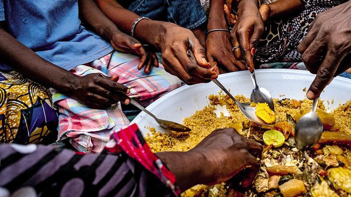 V Senegalu je běžné, že lidé jedí z jednoho velkého talíře. Mnohdy rukama, někdy lžícemi.