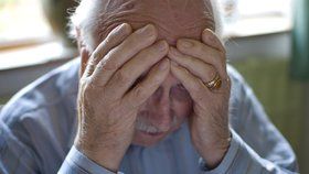 Podvodníci se zaměřují hlavně na seniory. Těm pak zbývají oči pro pláč. (Ilustrační foto)