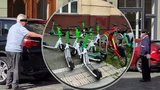 „Senilní pitomče! Frajere vyfutrovanej!“ Elektrokoloběžky v centru Prahy podráždily seniory