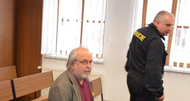 Finský senior (64) se vydal autem do Česka se čtvrt stoletím starou mapou, stres z jízdy zaháněl kořalkou, skončil v rukách policie.